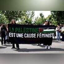 בהפגנה פרו-פלסטינית בצרפת הונף שלט עם הכיתוב: "פלסטין היא מטרה פמיניסטית". | Sameer Al-Doumy / AFP