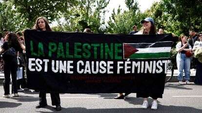 בהפגנה פרו-פלסטינית בצרפת הונף שלט עם הכיתוב: "פלסטין היא מטרה פמיניסטית". | Sameer Al-Doumy / AFP
