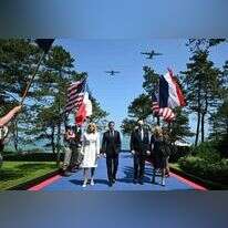 מקרון, ביידן ונשותיהם בטקס לציון 80 שנים לפלישה לנורמנדי. | AFP