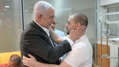 ראש הממשלה בנימין נתניהו נפגש עם חטופים שחולצו ובני משפחותיהם בביה״ח שיבא. | מעיין טואף / לע״מ