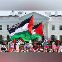 דגלי פלסטין מול הבית הלבן, בהפגנת תמיכה בחמאס וחיזבאללה, יוני 24'. | EPA/JIM LO SCALZO דגלי פלסטין מול הבית הלבן, בהפגנת תמיכה בחמאס וחיזבאללה, יוני 24'. | EPA/JIM LO SCALZO
