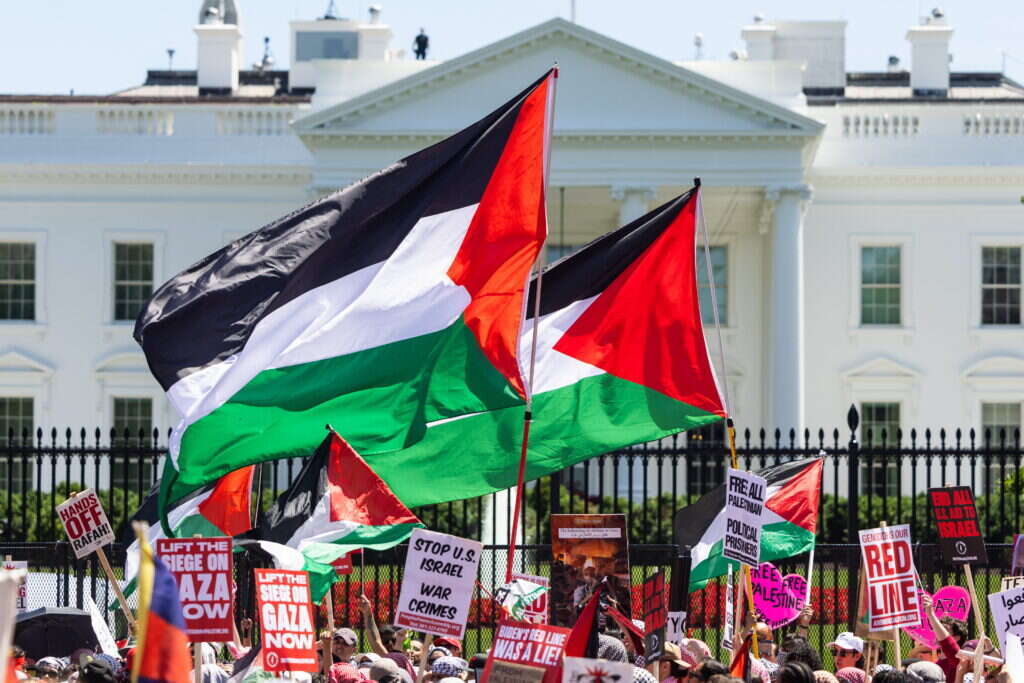 דגלי פלסטין מול הבית הלבן, בהפגנת תמיכה בחמאס וחיזבאללה, יוני 24'. | EPA/JIM LO SCALZO דגלי פלסטין מול הבית הלבן, בהפגנת תמיכה בחמאס וחיזבאללה, יוני 24'. | EPA/JIM LO SCALZO