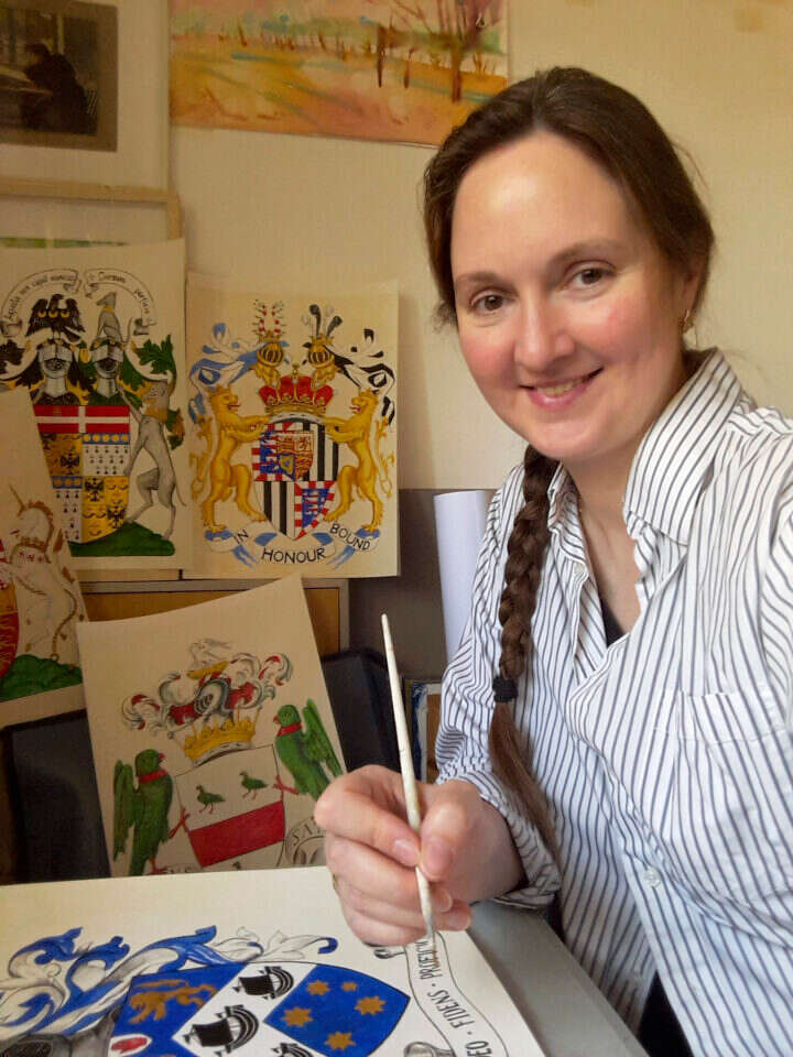 האומנית אנסטסיה עם איורי הסמלים. | שי הלוי, רשות העתיקות