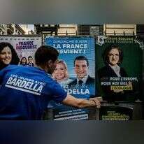 מודעה פוליטית מציגה את ז'ורדן ברדלה ומרין לה פן בצרפת. | AFP