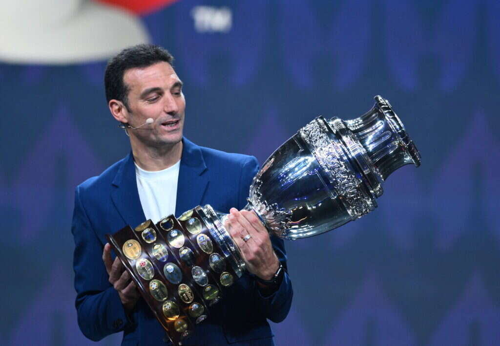 מאמן נבחרת ארגנטינה ליונל סקאלוני עם גביע הקופה אמריקה בו זכתה נבחרתו ב-2021. | ANGELA WEISS / AFP