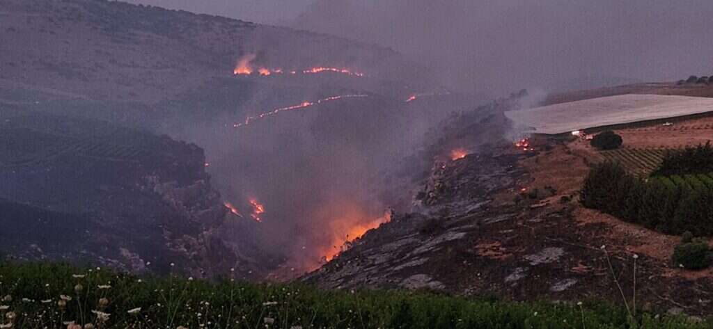 שריפה בנחל אביב שבגליל העליון, בעקבות ירי חיזבאללה. | רשות הטבע והגנים