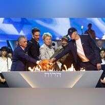 על שפת המהות. איריס חיים מעלה משואה בערב יום העצמאות. | המערך לטקסים ולאירועים ממלכתיים