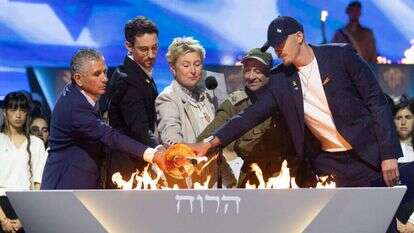 על שפת המהות. איריס חיים מעלה משואה בערב יום העצמאות. | המערך לטקסים ולאירועים ממלכתיים