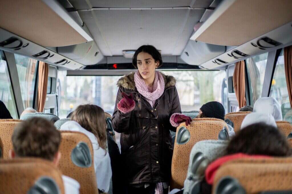 המבוגר האחראי על הסט ובסרט. דישי ב"המשלחת". | באדיבות גם סרטים ובתי קולנוע לב .Natalia Łączyńska