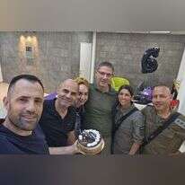 חוגגים יום הולדת לאחד מחברי כיתת הכוננות של קריית שמונה. | דוברות קריית שמונה