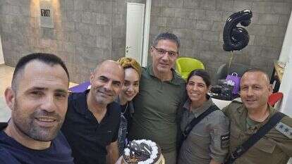 חוגגים יום הולדת לאחד מחברי כיתת הכוננות של קריית שמונה. | דוברות קריית שמונה