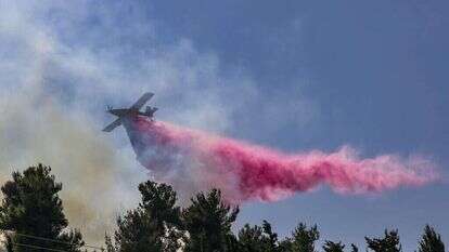 מטוס ריסוס מעל שריפה ביער ביריה בעקבות התקפות חיזבאללה. | דוד כהן / פלאש 90