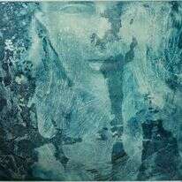 הקיר החיצוני שחוצץ בינה ובין בני האדם שקפאו מכריח אותה לחיות חיים אמיתיים יותר. חניתה אילן, מתוך המיצב "בגללי הים סוער", 2022. | נטע מוזס