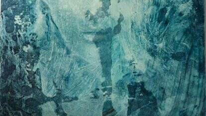 הקיר החיצוני שחוצץ בינה ובין בני האדם שקפאו מכריח אותה לחיות חיים אמיתיים יותר. חניתה אילן, מתוך המיצב "בגללי הים סוער", 2022. | נטע מוזס