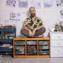 "אני תולה את הדפים בזמן העבודה, וכך יכול לראות מה עובד ביחד ומה פחות". גלעד סליקטר בסטודיו. | אריק סולטן