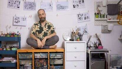 "אני תולה את הדפים בזמן העבודה, וכך יכול לראות מה עובד ביחד ומה פחות". גלעד סליקטר בסטודיו. | אריק סולטן