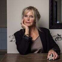 נאוה מקמל עתיר. | אבישג שאר-ישוב