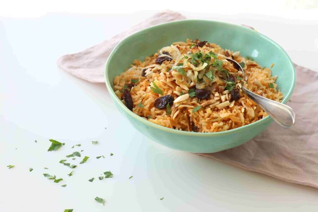 אורז חגיגי עם בצל, צימוקים ושקדים. | אפרת ליכטנשטט