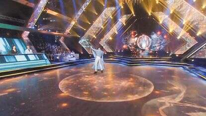 רוקדים על שתי חתונות. | מסך