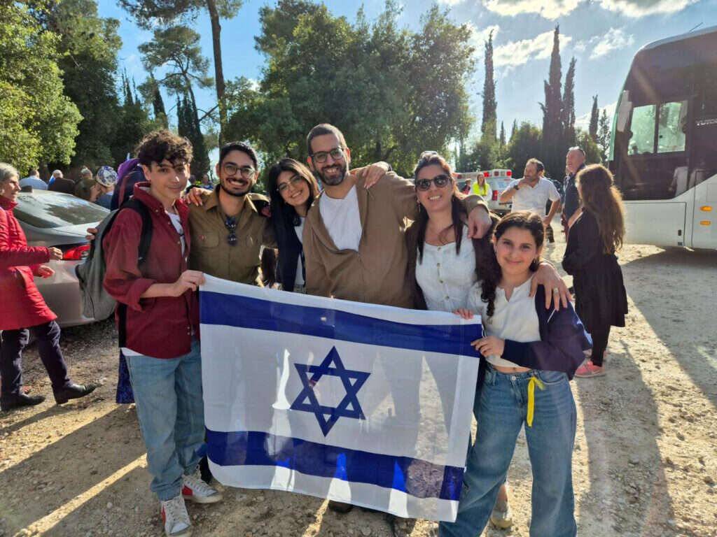 משה קקון (במרכז) עם בני משפחתו במפגש באזור ירושלים עם תושבי קריית־שמונה, ביום העצמאות. | באדיבות המצולמים משה קקון (במרכז) עם בני משפחתו במפגש באזור ירושלים עם תושבי קריית־שמונה, ביום העצמאות. | באדיבות המצולמים