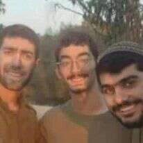 סמל יקיר יעקב לוי, סמל שלום מנחם וסמל אליהו משה צימבליסט ז"ל. ללא קרדיט