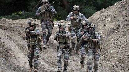 חיילים בצבא הצרפתי משתתפים בתערוכת הנשק יורוסאטורי במדינה. | Valentine CHAPUIS / AFP