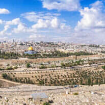 הר הבית והעיר העתיקה בירושלים במבט מהר הזיתים. | שאטרסטוק