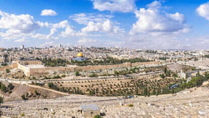 הר הבית והעיר העתיקה בירושלים במבט מהר הזיתים. | שאטרסטוק