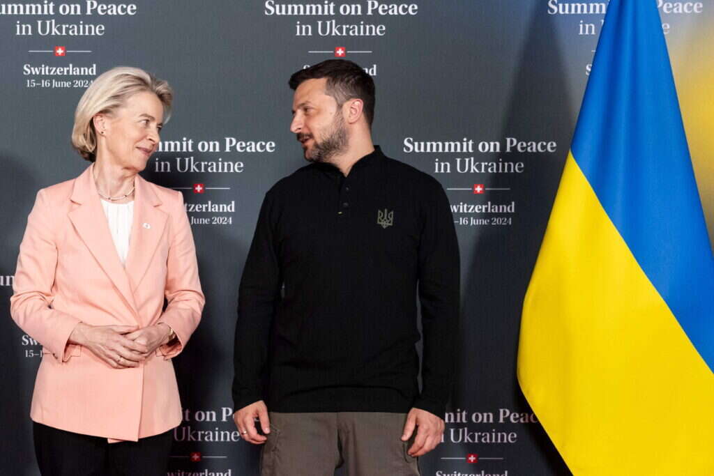 נשיא אוקראינה וולודימיר זלנסקי ונשיאת הנציבות האירופית אורסולה פון דר ליין בפסגת השלום בשווייץ. | AFP