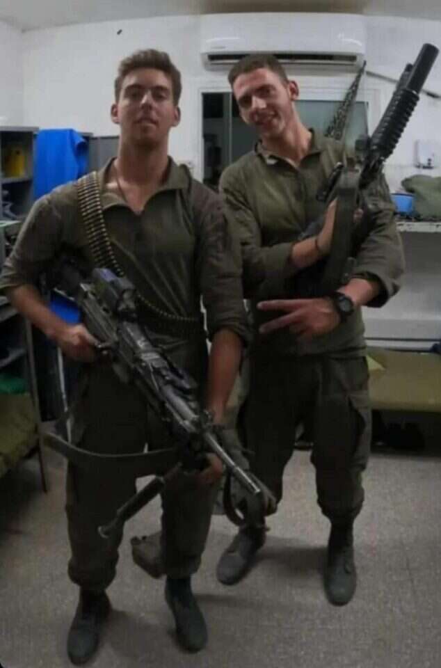 סמל יאיר רויטמן ז"ל (מימין) וחברו יאיר לוי, שניהן מקרני שומרון. | באדיבות המשפחה