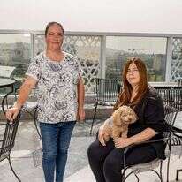 מירב לוי (יושבת) ואילנית בן־שטרית במלון בת־שבע בירושלים. | נעמה שטרן