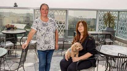 מירב לוי (יושבת) ואילנית בן־שטרית במלון בת־שבע בירושלים. | נעמה שטרן מירב לוי (יושבת) ואילנית בן־שטרית במלון בת־שבע בירושלים. | נעמה שטרן