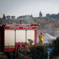 כבאי נלחם בשריפה ליד היישוב נטף בשנת 2017. | רועי עלימה, פלאש 90