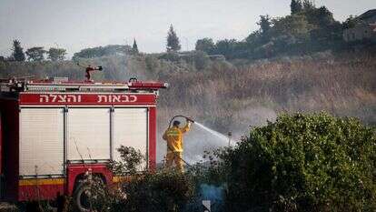 כבאי נלחם בשריפה ליד היישוב נטף בשנת 2017. | רועי עלימה, פלאש 90
