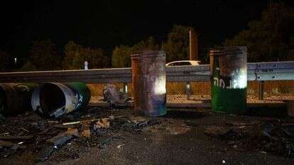 התאונה שבה נהרגו שוטר ועובד, כשפינו חביות מכביש לאחר שנחסם בשל המחאה נגד הממשלה, 20.4.24. | דוברות המשטרה