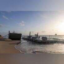 חלק מהמזח האמריקני שהתפרק והגיע לחוף באשקלון. | AFP