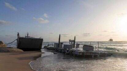 חלק מהמזח האמריקני שהתפרק והגיע לחוף באשקלון. | AFP