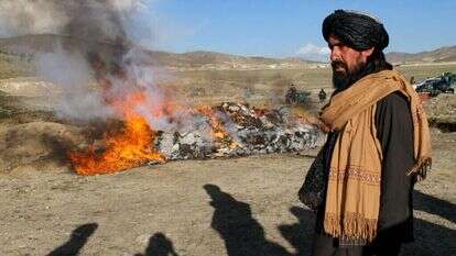 כוחות הביטחון של טליבאן משמידים סמים ואלכוהול שנתפסו במהלך פשיטה בקאבול. | AFP כוחות הביטחון של טליבאן משמידים סמים ואלכוהול שנתפסו במהלך פשיטה בקאבול. | AFP