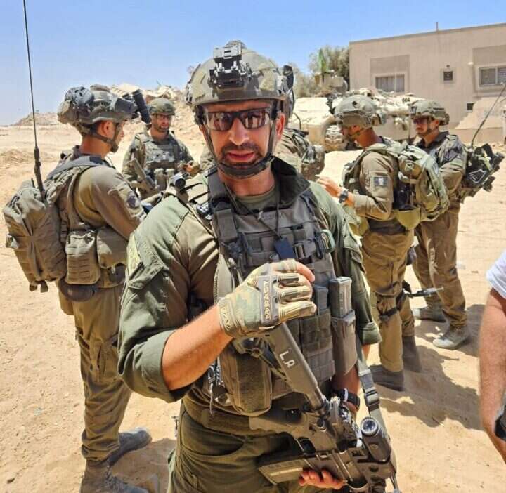 מח"ט גבעתי, אל"מ לירון בטיטו, עם לוחמיו ברפיח. | ישי אלמקייס מח"ט גבעתי, אל"מ לירון בטיטו, עם לוחמיו ברפיח. | ישי אלמקייס