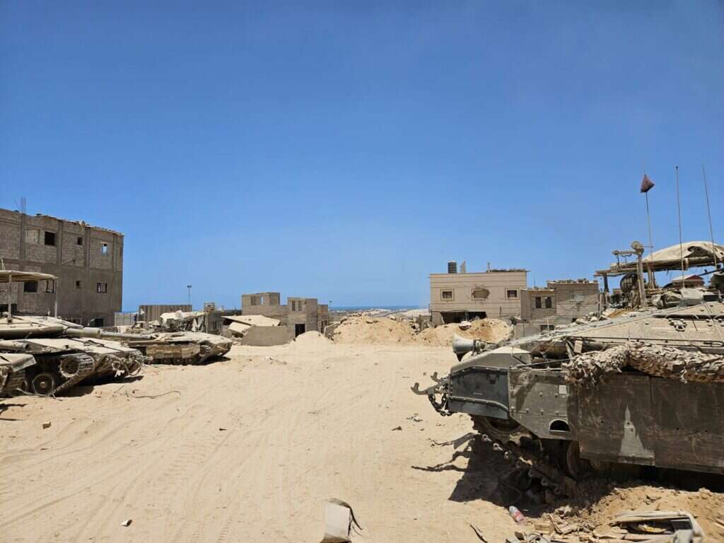 כוחות צה"ל בפאתי מחנה הפליטים שבורה ברפיח. | ישי אלמקייס כוחות צה"ל בפאתי מחנה הפליטים שבורה ברפיח. | ישי אלמקייס