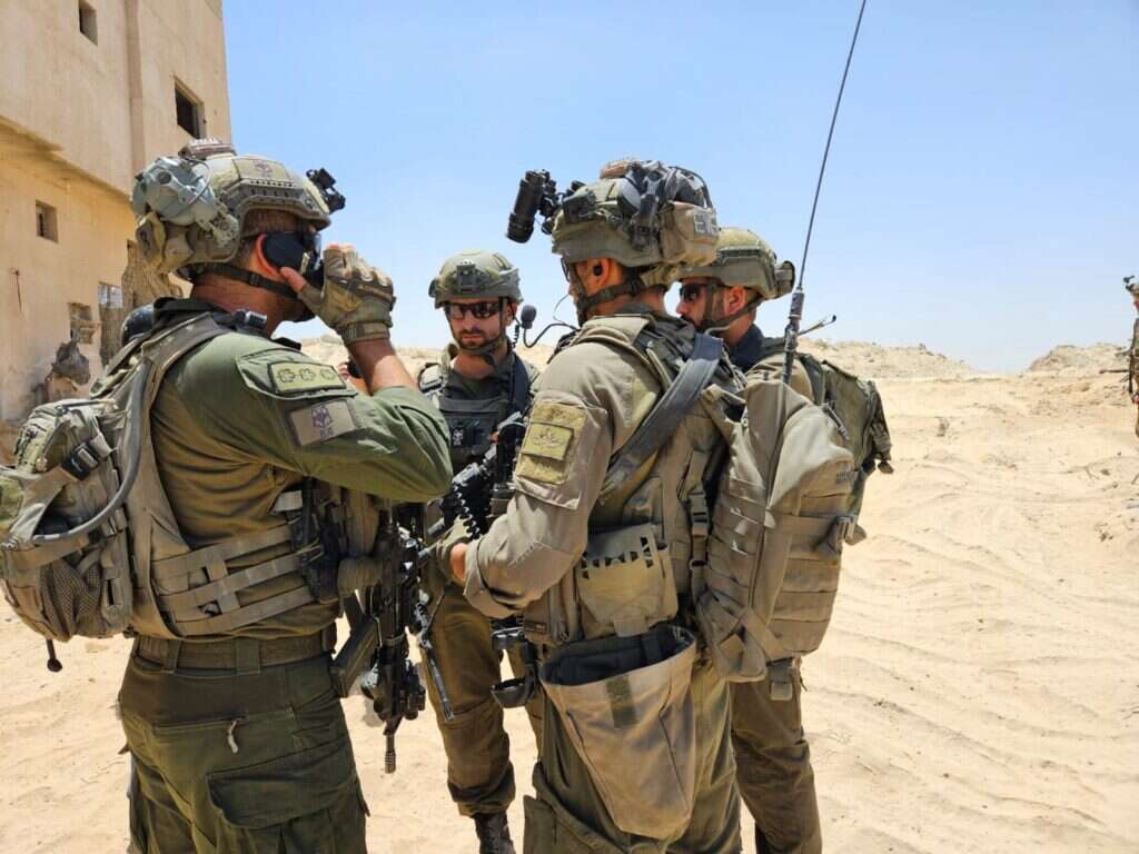 מח"ט גבעתי, אל"מ לירון בטיטו, עם לוחמיו ברפיח. | ישי אלמקייס מח"ט גבעתי, אל"מ לירון בטיטו, עם לוחמיו ברפיח. | ישי אלמקייס