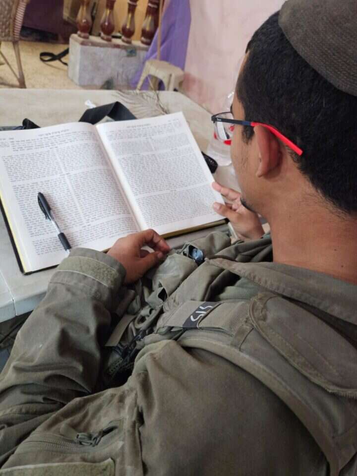 לוחם בהפוגת לימוד תורה ברפיח. | ישי אלמקייס לוחם בהפוגת לימוד תורה ברפיח. | ישי אלמקייס