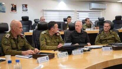 השר גלנט, הרמטכ"ל הלוי, אלוף גורדין ומפקד חיל האוויר בהערכת מצב בפיקוד צפון. | דובר צה"ל