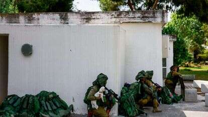 חיילים בקיבוץ כפר־עזה, 10 באוקטובר 2023. | חיים גולדברג, פלאש 90