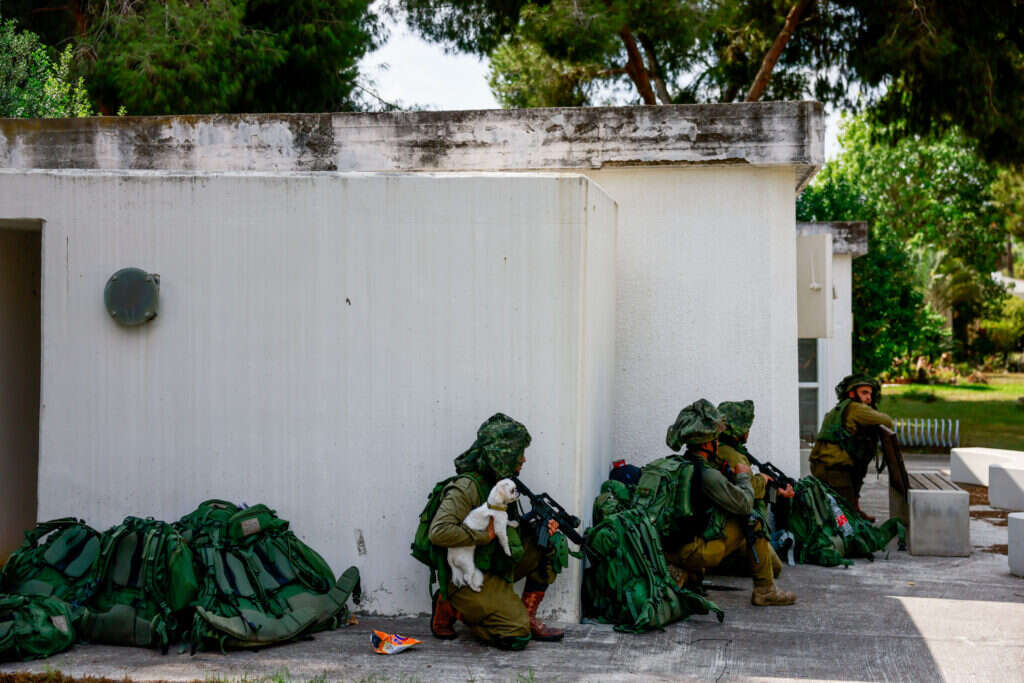 חיילים בקיבוץ כפר־עזה, 10 באוקטובר 2023. | חיים גולדברג, פלאש 90