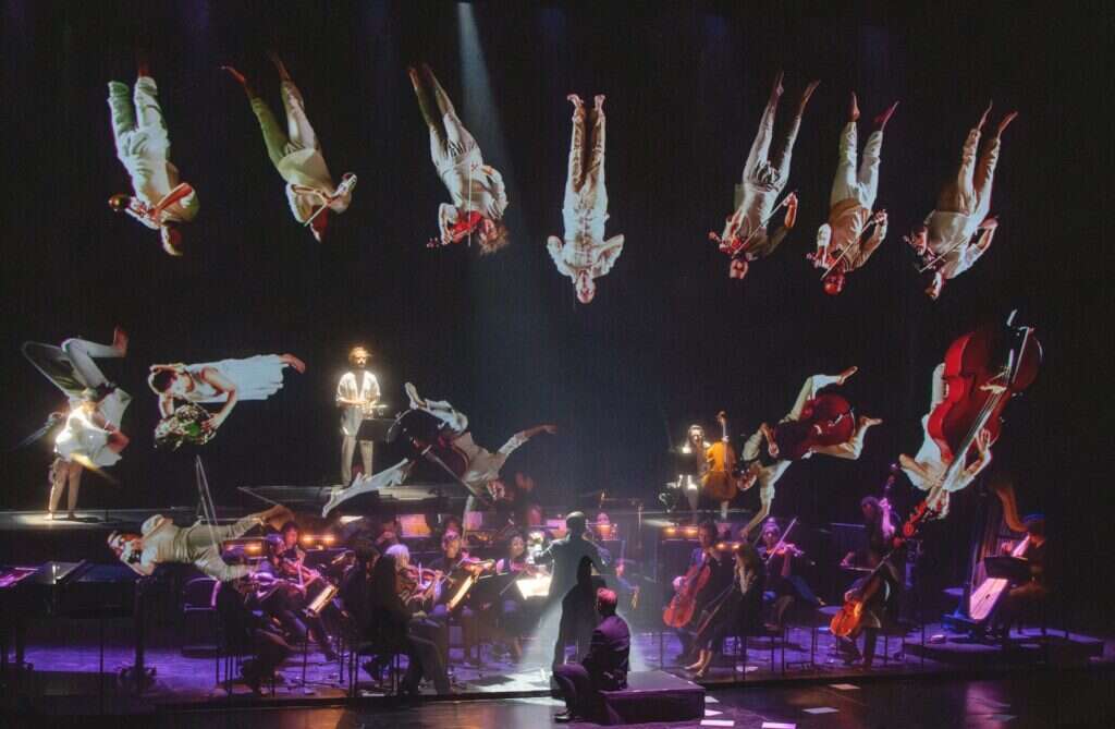 מוזיקה מרחפת. מתוך "לנוע בלי בלי לזוז". | משה ציטיאת