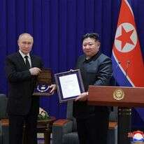 נשיא רוסיה פוטין עם שליט צפון קוריאה קים ג'ונג און, בביקורו של פוטין בצפון קוריאה, יוני 24. | סוכנות הידיעות הצפון-קוריאנית, דרך AFP