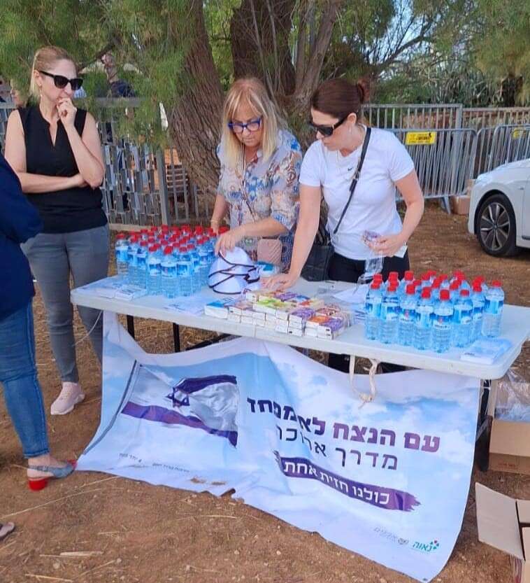 מתנדבות בדוכן של "מלווים בהלוויות". | באדיבות ארגון נאוה מתנדבות בדוכן של "מלווים בהלוויות". | באדיבות ארגון נאוה