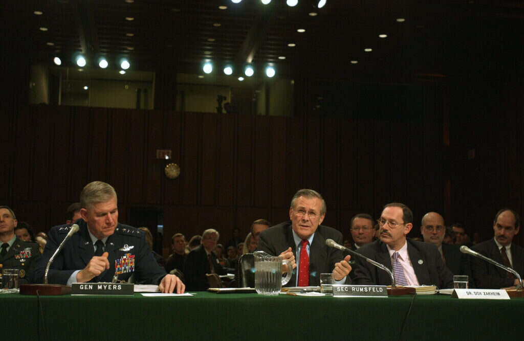 מימין: זקהיים בתפקידו כמבקר משרד ההגנה, שר ההגנה דונלד רמספלד, וראש המטות המשותפים ריצ'רד מאיירס בדיון בסנאט, 2003. | ג' סקוט. גטי אימג'ס
