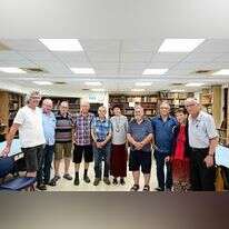 נפגשים בבית הכנסת. ותיקי עלומים ששבו כדי להתכונן לחזרה של כל שאר החברים. | יוסי זליגר